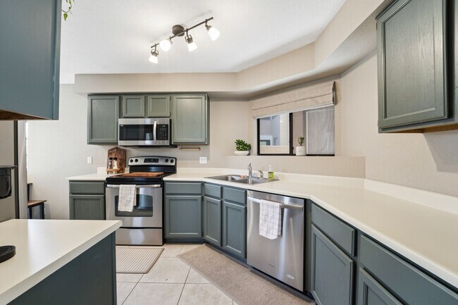 Building Photo - Move-in-ready home available furnished or unfurnished to suit your lifestyle!!