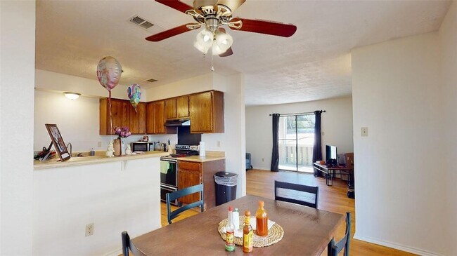 Building Photo - 1005 Spring Loop