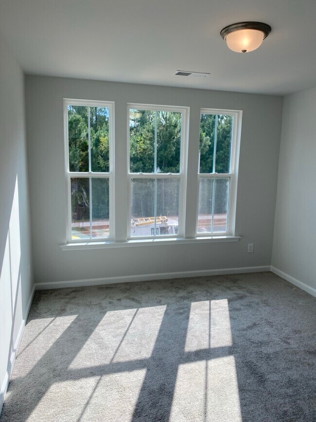Building Photo - 588 Glen Clova Dr