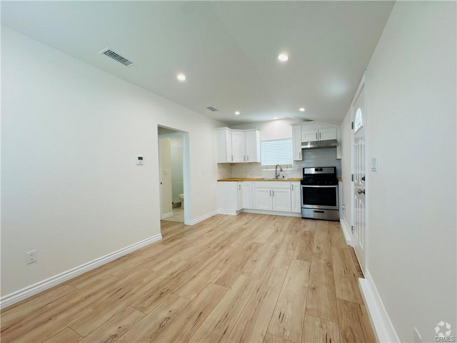 Building Photo - 10355 Densmore Ave
