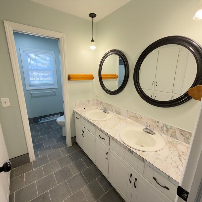 Building Photo - 3 Bedroom Home In Kentwood Schools!