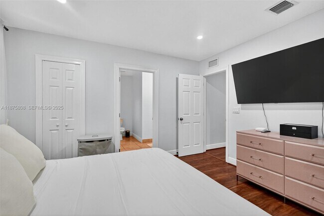 Building Photo - 20424 NE 10th Ct Rd