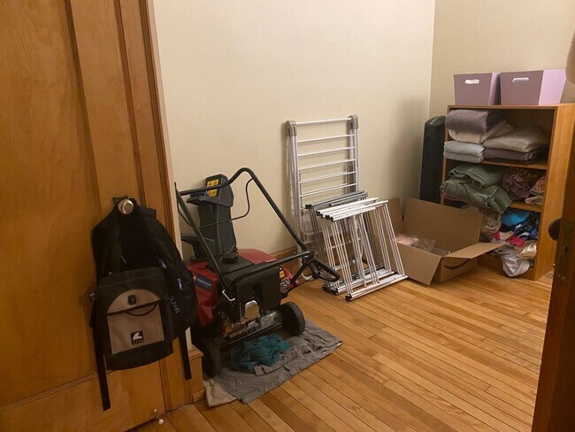 Building Photo - 2704 E Hartford Ave