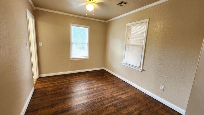 Building Photo - 1017 N Tabor Dr