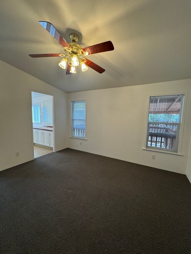 Building Photo - 3 bed 2 bath w/ AC - Water/Sewer included ...