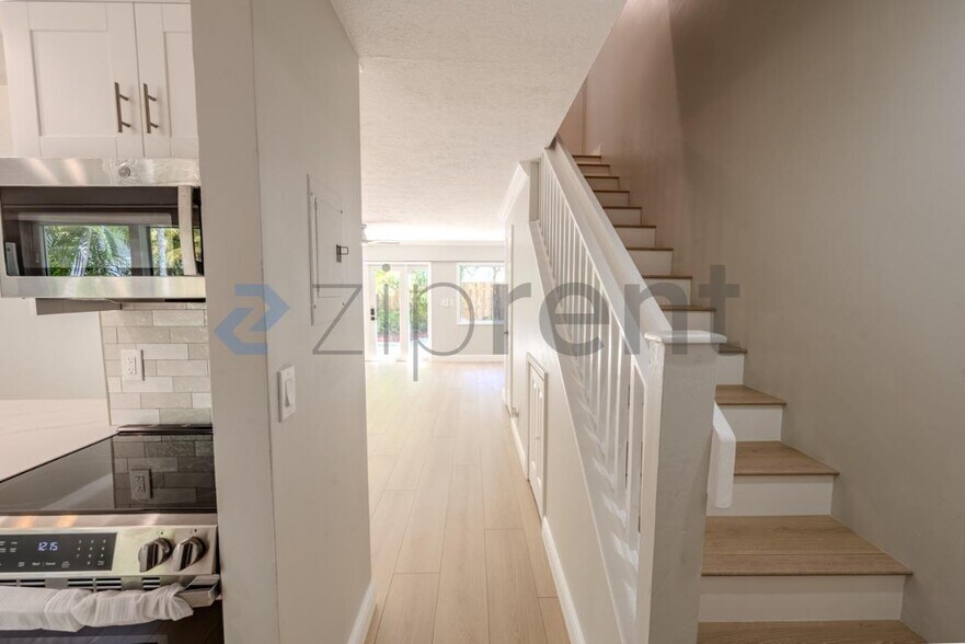 Building Photo - Unit A