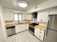 Building Photo - OSU Gateway 3 bedroom 1 1/2 bath 3 level townhome