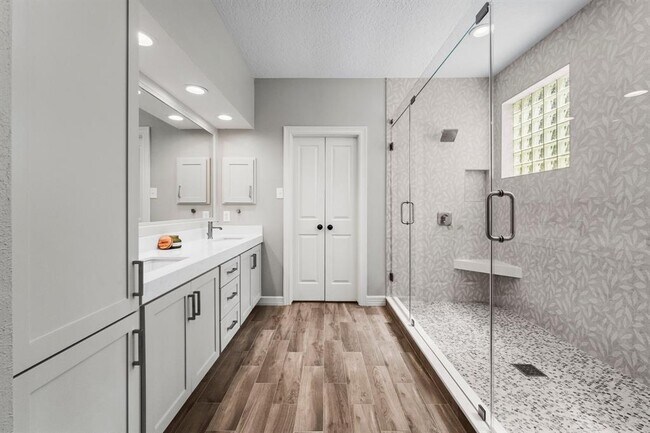 Building Photo - 6 Woodmere Pl