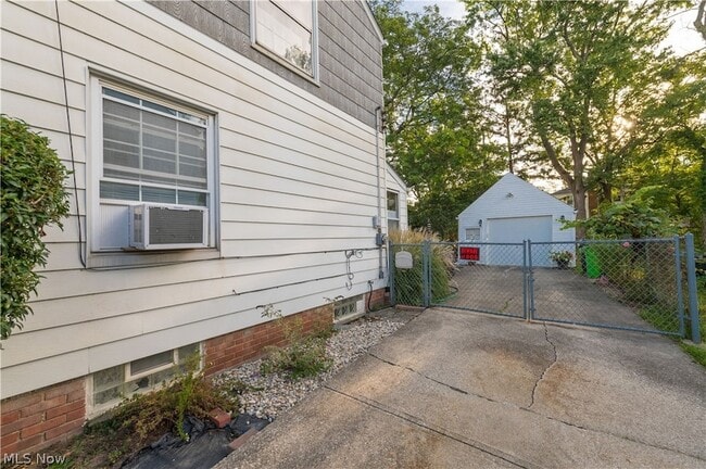 Building Photo - 1501 E 248th St