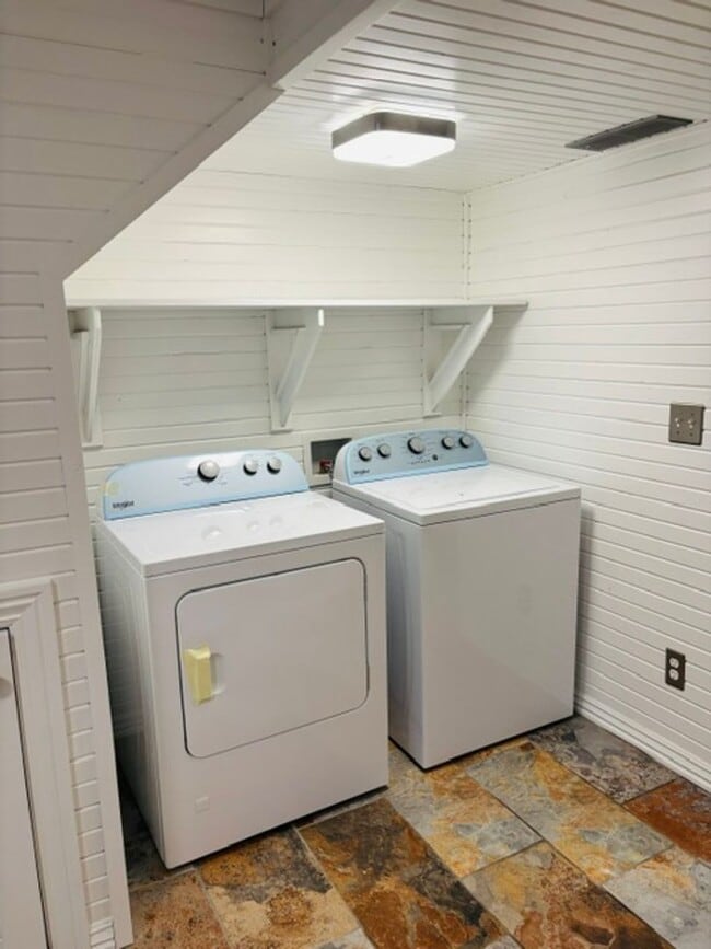 Building Photo - 700 E Edna St