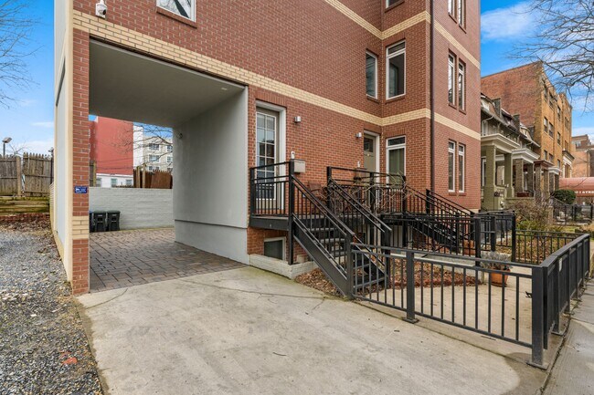 Building Photo - 915 3rd St NE