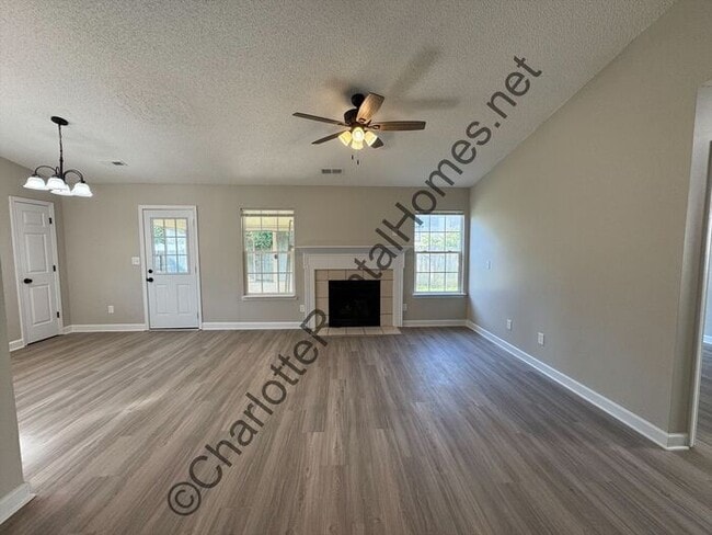 Building Photo - Updated ranch home near uptown!