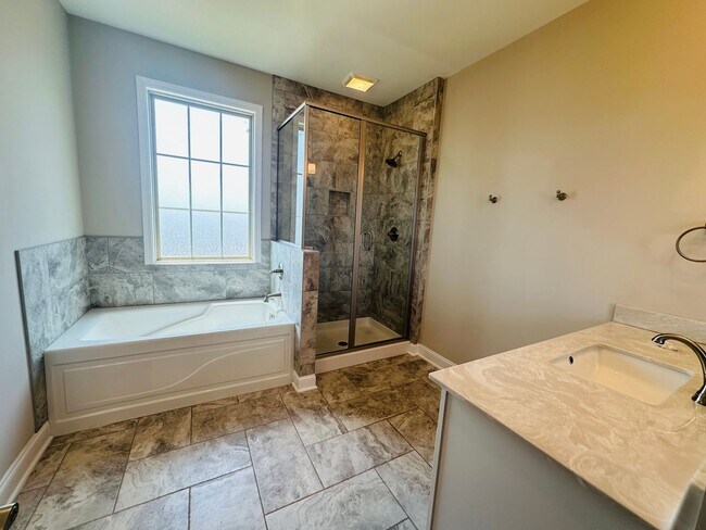 Building Photo - Incredible views 4 bed / 2.5 bath, master on main