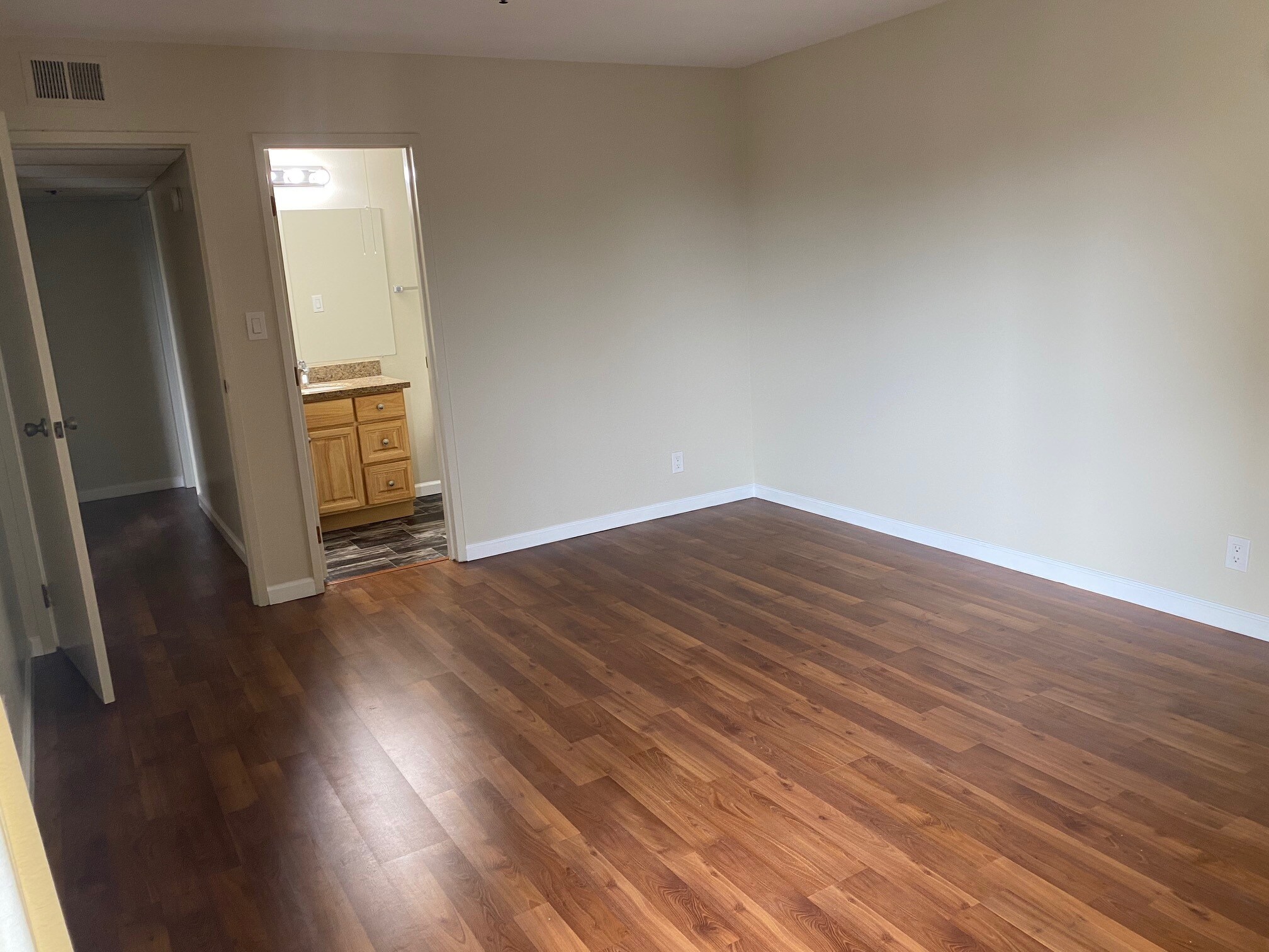 Master Room - 281 Juana Ave