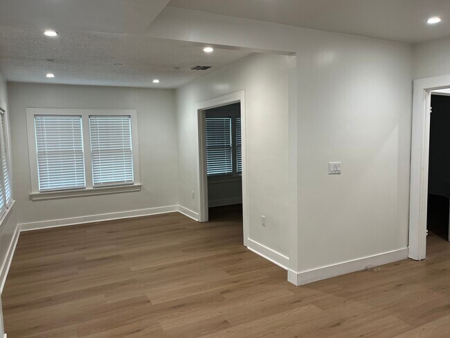 Building Photo - 2709 N Arrowhead Ave