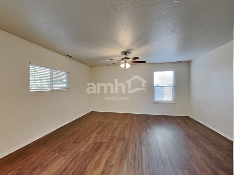 Building Photo - 372 W Wood Owl Dr