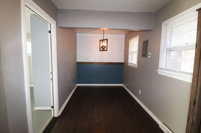 Building Photo - Awesome 4 bedroom home located just a short walk from Campus and Bill Snyder Family Stadium!