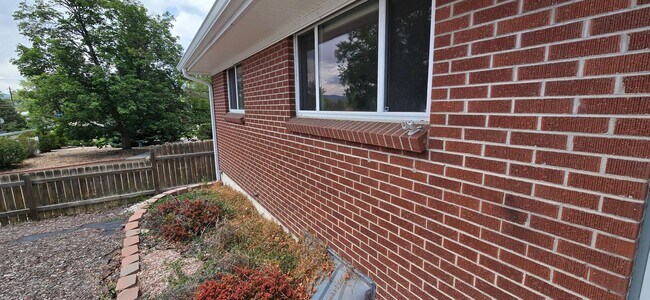Building Photo - Spacious Ranch-Style 5BR Home w/ Finished Basement & Large Fenced Yard