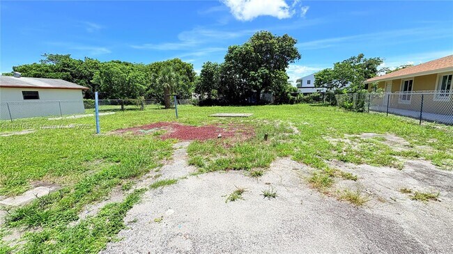 Building Photo - 2432 NW 20th St