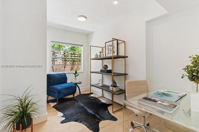 Building Photo - 1033 W 47th St