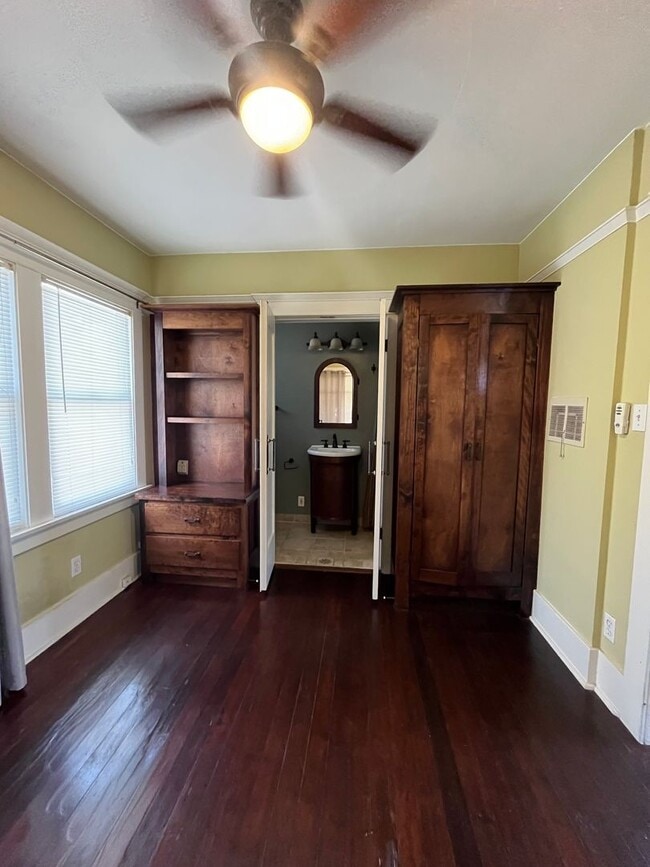 Building Photo - House: 2 Bedroom with Den , 2 Bath and pri...