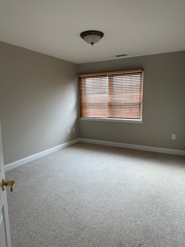 Building Photo - 121 Oak Hill Ln