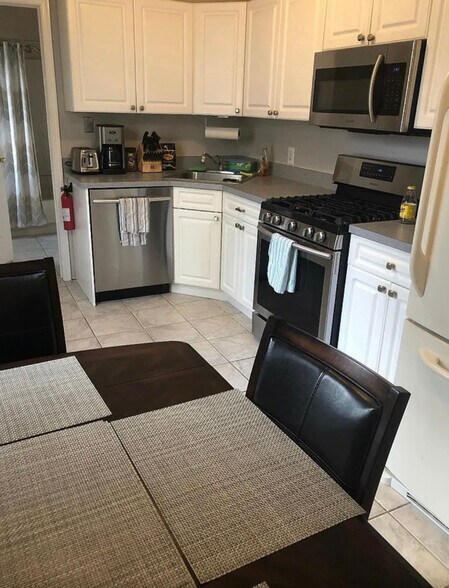 Building Photo - 229 David St