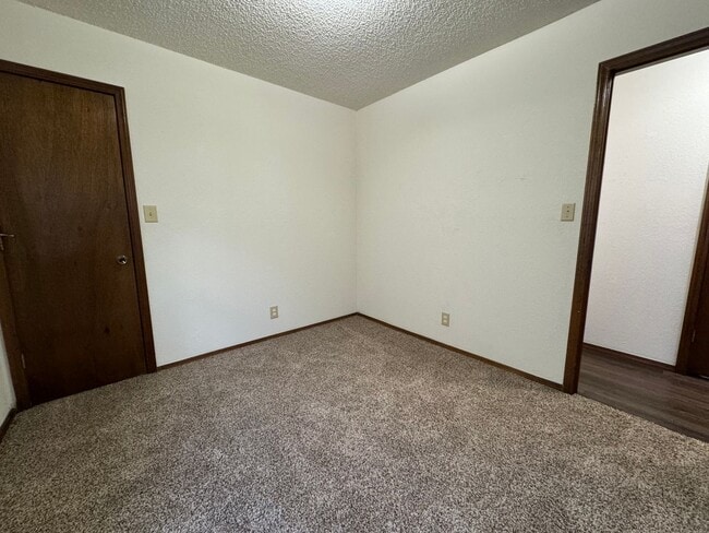 Building Photo - Gorgeous 3 bedroom 2 bathroom duplex