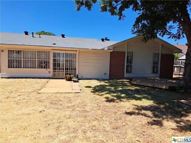 Building Photo - 2308 Lily Dr