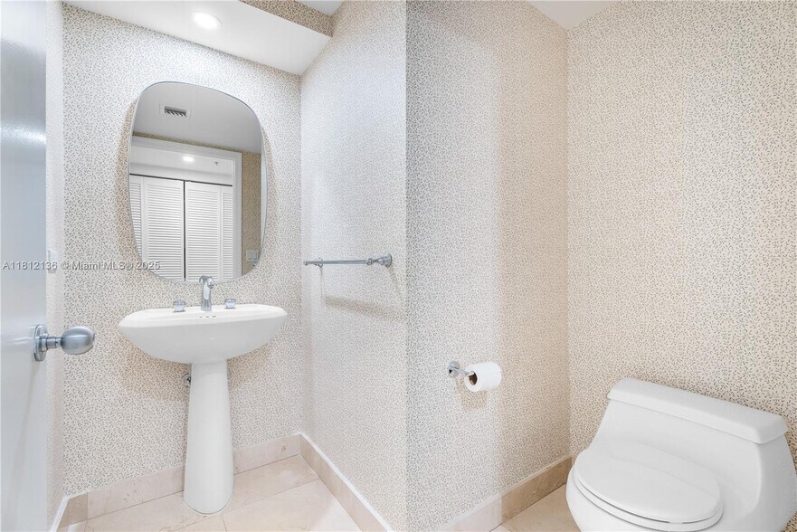 Building Photo - 848 Brickell Key Dr