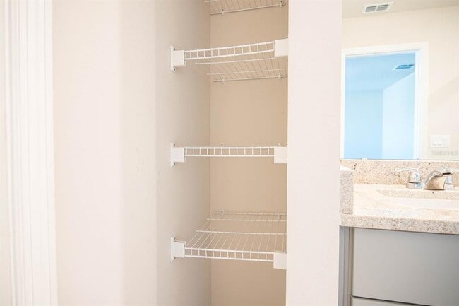 Building Photo - 425 Legacy Lp