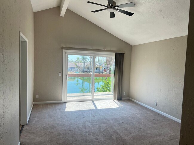 Building Photo - Living on the Lake