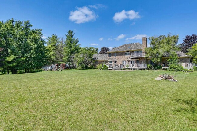 Building Photo - 7 Creekside Ln