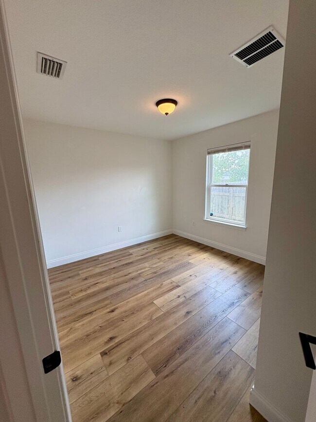 Building Photo - 2 bed 1 bath