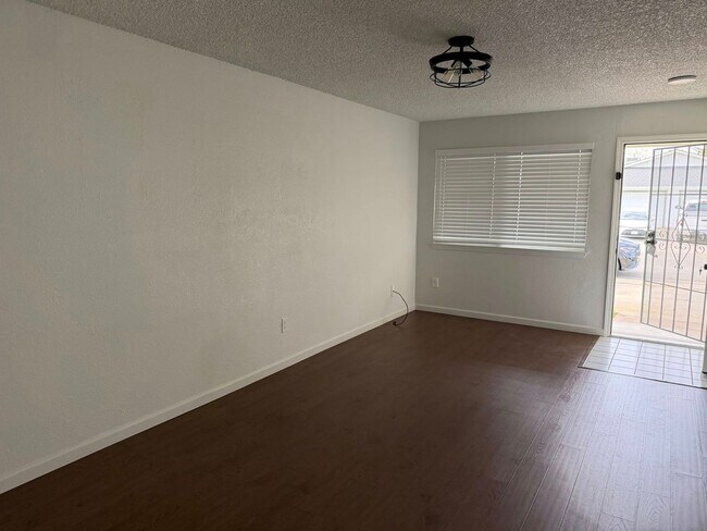 Building Photo - 5310-5312 Wallaby Way