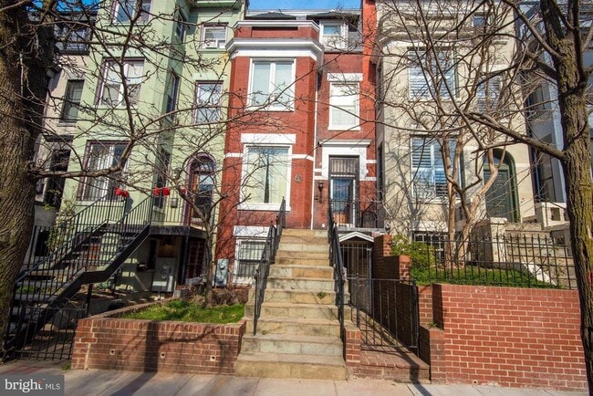 Building Photo - 2721 Ontario Rd NW