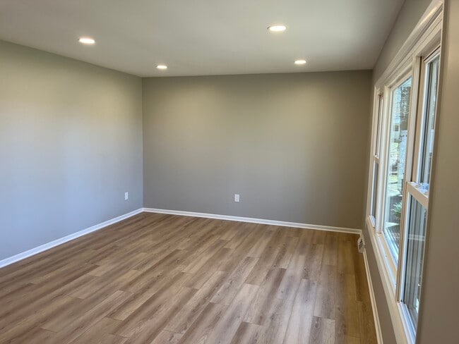 Building Photo - 7527 Hessler Dr NE