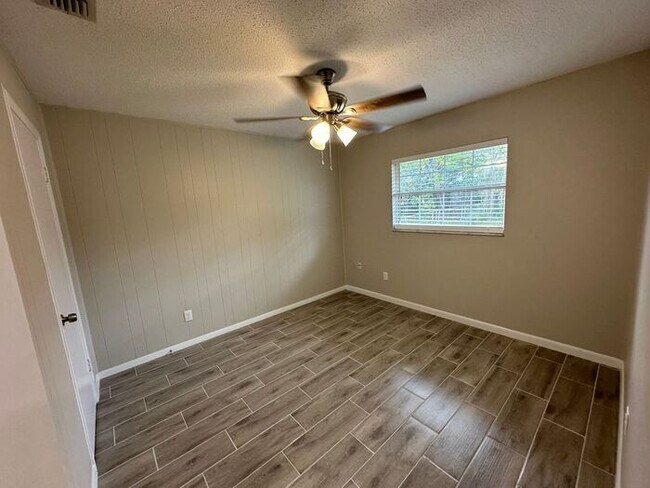 Building Photo - 3 bed 2 bath home available