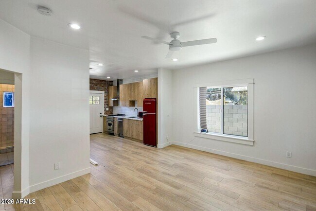 Building Photo - 912 E Roosevelt St