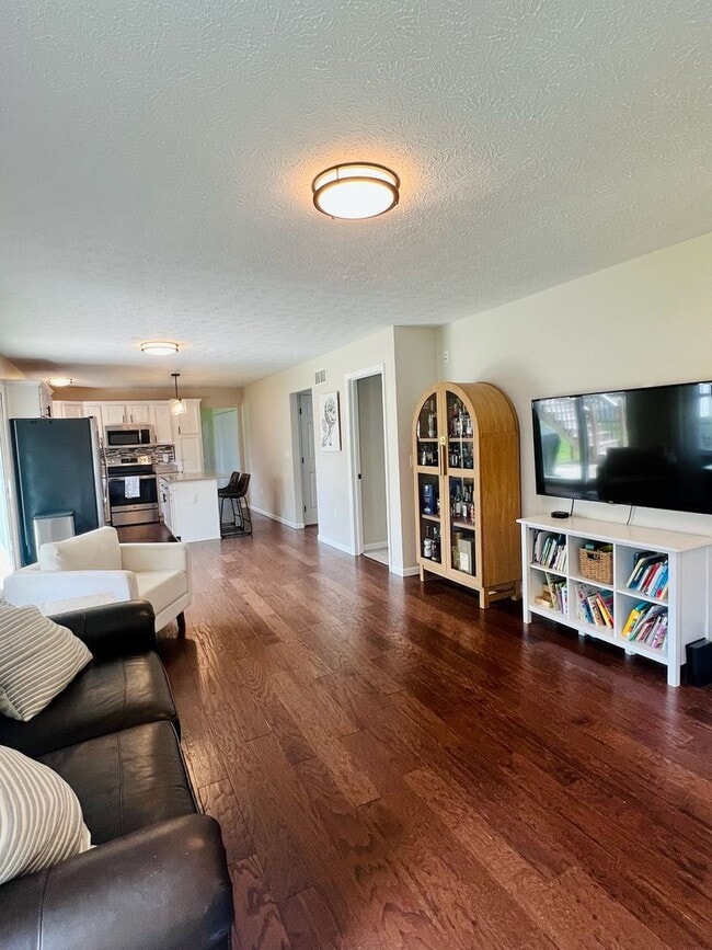 Building Photo - Beautiful 4 Bedroom Home in a Cul-De-Sac