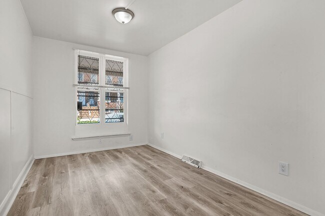 Building Photo - 2335 Lauretta Ave