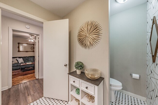 Building Photo - Coming Soon! Spacious 3 Bed, 2 Bath Duplex in the Heart of Overton West