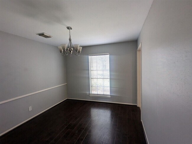 Building Photo - MOVE-IN READY 4 BED/ 2.5 BATH HOME IN MIDD...
