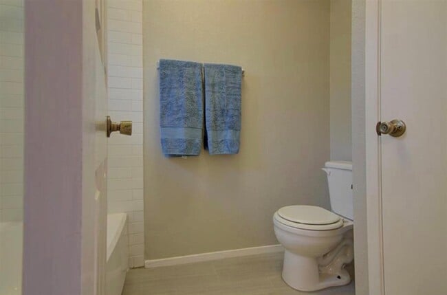 Building Photo - 9705 Meadowheath Dr