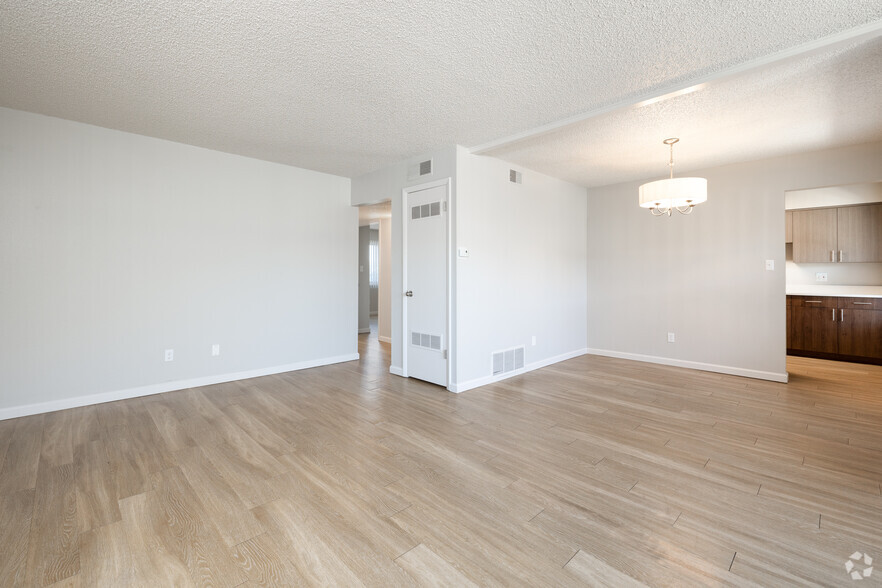 2BR, 1BA - 1038SF - Chateau Apartments