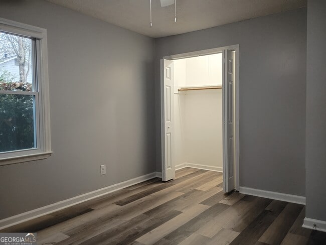 Building Photo - 10 Oak Mt Dr