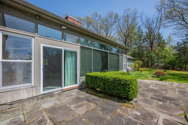 Building Photo - 23 Vine Hill Rd