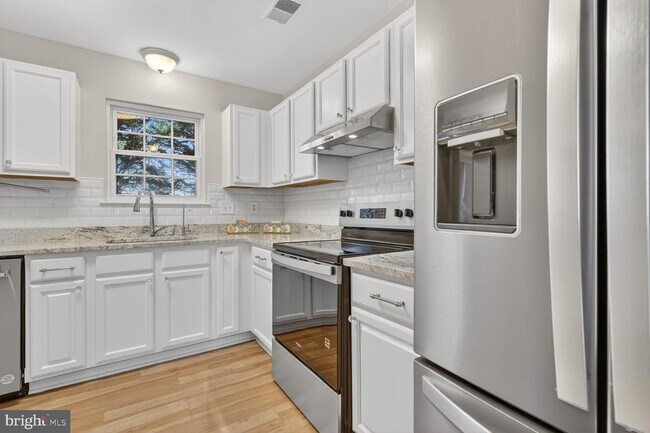 Building Photo - 8 Suncroft Ct