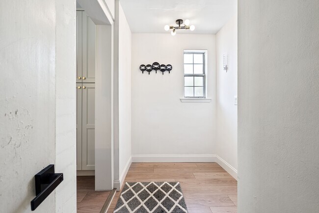 Building Photo - 94 Ivanhoe Dr