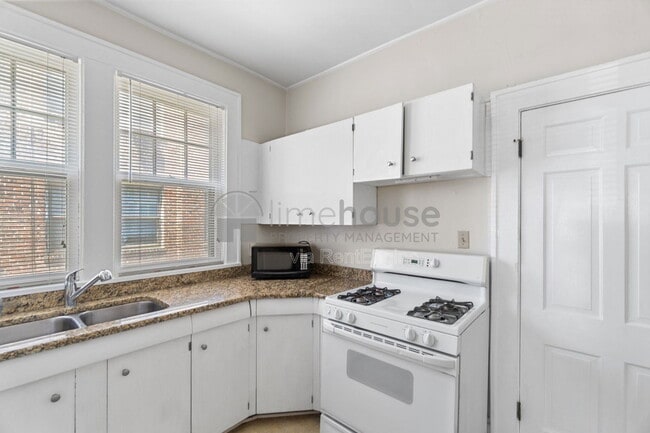 Building Photo - 1706 Hampton Blvd